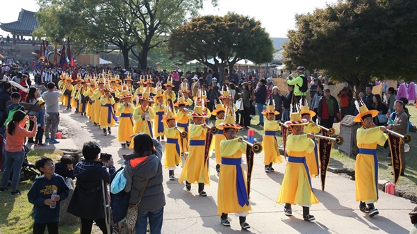  서산 도비산으로 강무(講武)를 왔다가 해미읍성 축조를 명한 태종대왕의 당시 행차 모습을 그대로 재현한, ‘태종대왕 행렬 및 강무(講武) 재현'과 병사들이 성벽을 도는 ’ 순라행렬‘도 하루 2차례 함께 열려 역사를 볼 수 있는 특별한 시간도 마련된다. (사진은 지난해 열린 '태종대왕 행렬 및 강무 재현')