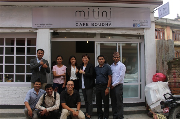 네팔 미티니 2호점 오픈 때 다와씨와 오픈에 도움을 준 사람들과 함께.