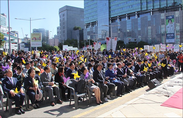 영등포 평화의 소녀상 제막식에 참석한 사람들