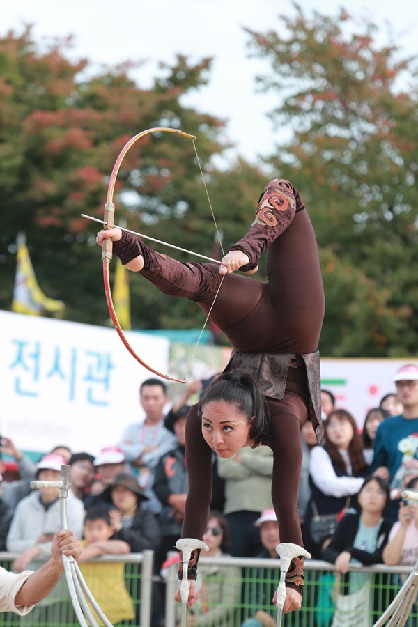예천 세계활축제에 참여한 '글로벌 활 시연단'의 아찔한 공연이 펼쳐지고 있다.