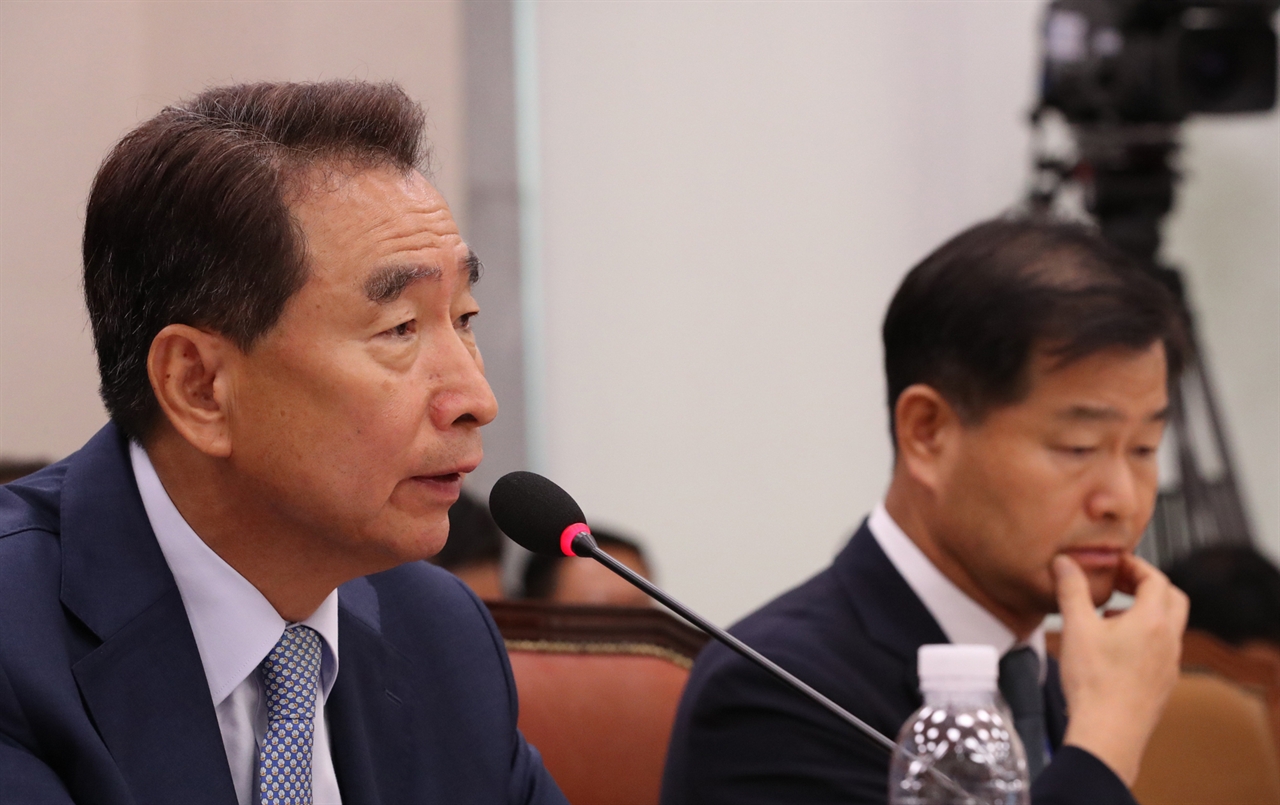 10일 오전 국회에서 열린 국토교통위 국정감사에서 이강래 한국도로공사 사장이 의원 질의에 답변하고 있다.