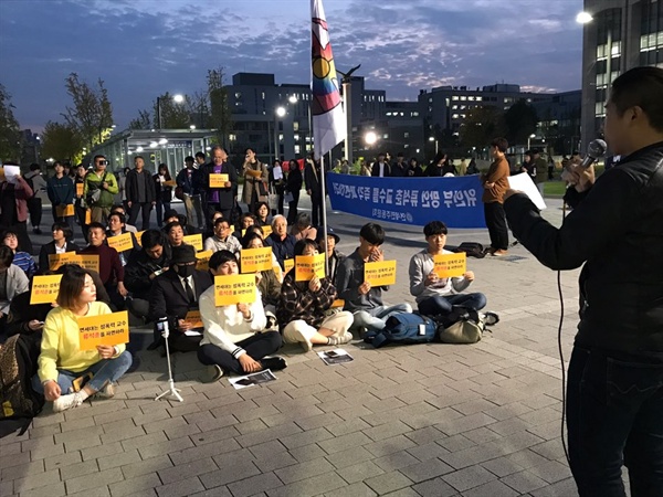 한 연세대학교 학생이 10일 오후 서울 신촌 연세대학교 캠퍼스 학생회관 앞에서 열린 류석춘 교수 파면 요구 집회에서 발언하고 있다. 