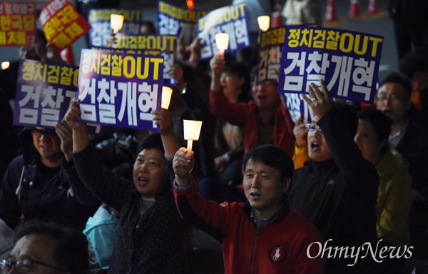  '국민주권실현 적폐청산 대전운동본부'는 10일 저녁 대전 서구 둔산동 대전검찰청 앞에서 '검찰적폐청산 대전시민대회'를 개최했다. 사진은 사회자와 함께 “국민의 명령이다! 검찰개혁 실시하라”, “정치검찰 비호하는 자유한국당 해체하라”, “공수처를 설치하라! 검경 수사권 조정하라”는 등의 구호를 외치고 있는 시민들.