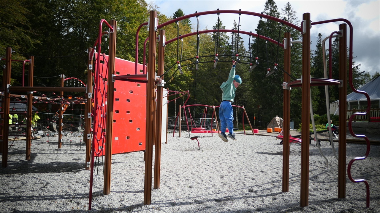 뛰어내리고 있는 다섯 살 아이나의 키로 놀이시설의 높이를 짐작할 수 있다. 


