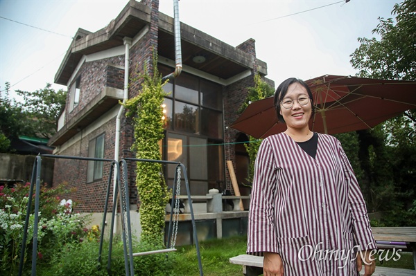 고은설 도시재생 전문가는 전주 노송동 재개발 지역 빈집을 고쳐 문화 공간과 주민 모임 장소, 게스트 하우스 만들어 마을공동체 복원 작업을 시도하고 있다.