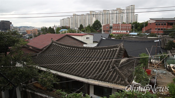 전라북도 전주 완산구 노송동은 재개발 열풍으로 신축 아파트들이 들어섰다.