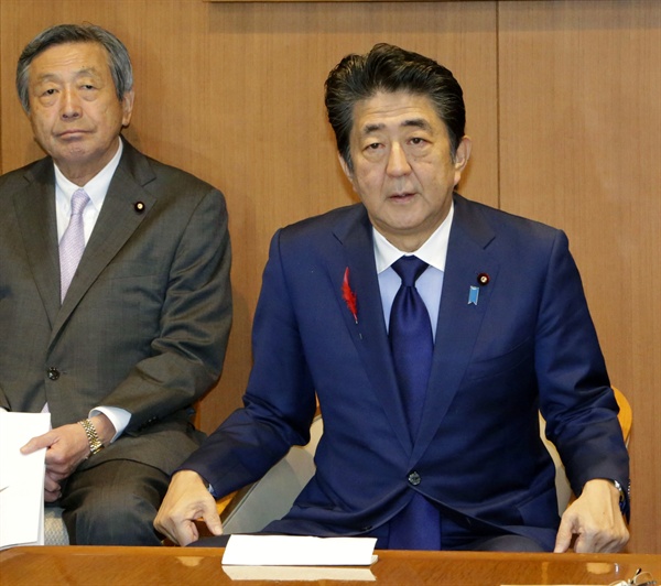 아베 신조(安倍晋三) 일본 총리. 사진은 지난 10월 1일 도쿄 자민당 본부에서 간부 회의에 참석하고 있는 모습. 