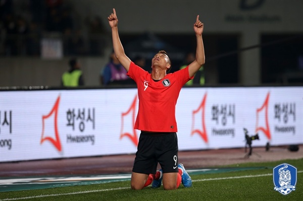  김신욱이 10일 열린 2022 카타르 월드컵 아시아 지역 예선 2차전 스리랑카와의 경기에서 골을 터드린 후 세레머니를 하고있다.
