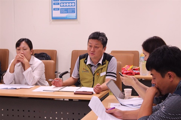 노원주민대회 조직위원회 회의에서 발언하는 강창곤 지부장(오른쪽)
