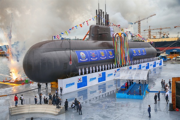 대우조선해양이 건조중인 대한민국 최초 3,000톤급 잠수함인 ‘도산안창호함’(장보고-III 1차사업 1번함) 진수식 모습.