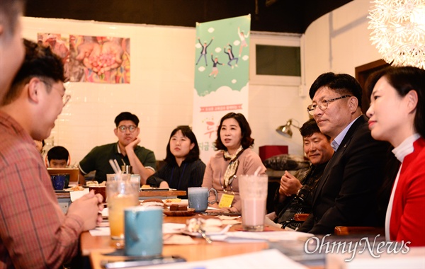 도성훈 인천시교육감은 10일 오후 시교육청 인근 카페에서 교사들과 만나 현장의 목소리를 듣는 '두근두근, 우리 지금 만나요' 행사를 진행했다.
