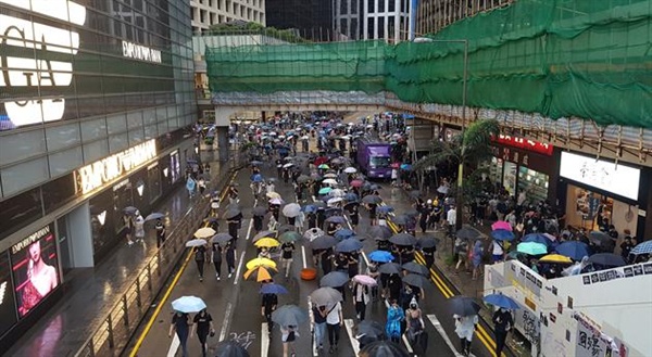 복면금지법을 규탄하며 홍콩 도심을 행진하는 시위대 지난 6일 홍콩 시위대가 정부의 복면금지법 시행을 규탄하며 홍콩 도심을 행진하고 있다.