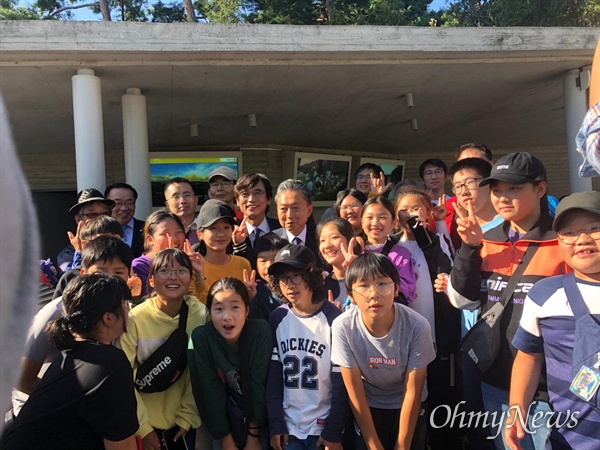 하토야마 유키오(鳩山由紀夫) 전 일본 총리가 10월 11일 오후 한국을 방문해 김해 봉하마을 고 노무현 대통령 묘소를 참배한 뒤 유시민 노무현재단 이사장, 학생들과 함께 사진을 찍었다.