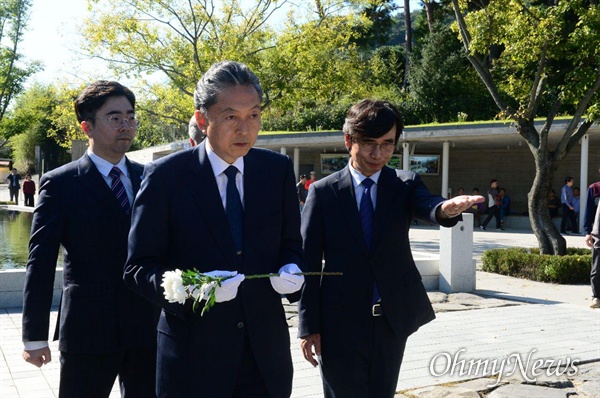 하토야마 유키오 전 총리는 10월 11일 오후 김해 봉하마을을 방문해 고 노무현 대통령 묘소를 참배했다.