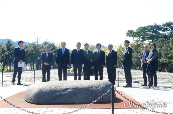 하토야마 유키오 전 총리는 10월 11일 오후 김해 봉하마을을 방문해 고 노무현 대통령 묘소를 참배했다.