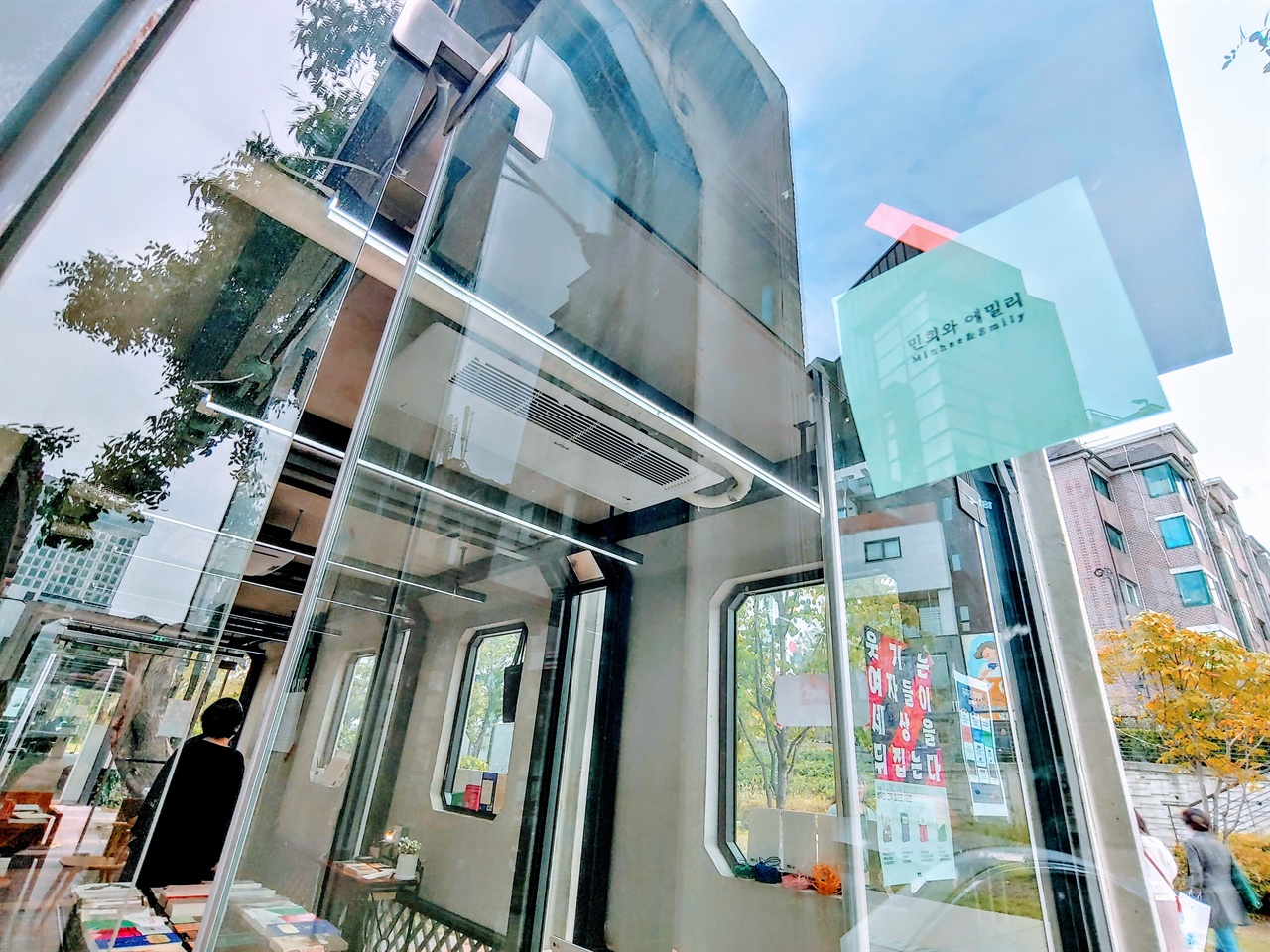 서울 지하철 홍대입구 6번 출구 경의선책거리에 독립출판사 두 곳이 터를 잡았다