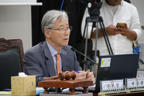  11일 오후 대구고검에서 열린 국회 법제사법위원회 국정감사에서 여상규 위원장이 부산고검장을 상대로 패스트트랙 법안에 대해 찬성하느냐는 질문을 던져 여당 의원으로부터 비난을 샀다.