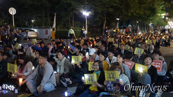 조국 수호와 사법개혁을 촉구하는 대구시민들이 11일 오후 대구시 중구 2.28기념중앙공원 옆 도로에서 3차 촛불집회를 열고 검찰개혁을 외쳤다.