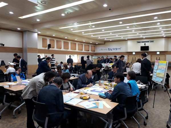 2019 전남지역 평화와 통일을 위한 사회적 대화에 참석해 토론 중인 시민들