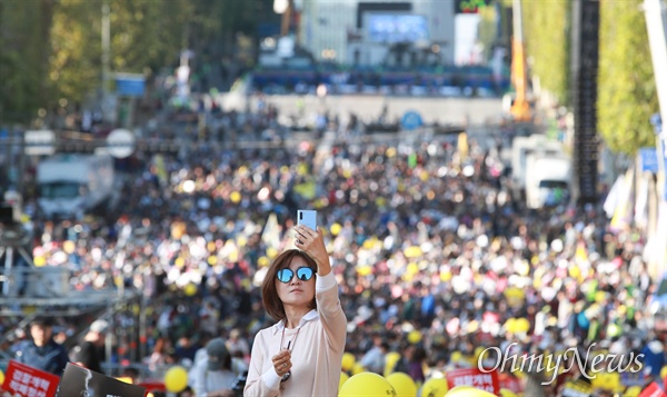  지난 12일 서울 서초역 부근에서 열린 '제9차 사법적폐청산을 위한 검찰개혁 촛불문화제' 사전집회에서 한 참석자가 사진을 찍고 있다.