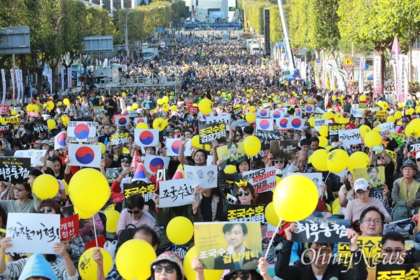 검찰청 방향 사전집회 현장 

12일 서울 서초역 부근에서 검찰개혁사법개혁적폐청산 범국민연대 주최로 '제9차 사법적폐청산을 위한 검찰개혁 촛불문화제'가 열릴 예정인 가운데, 검찰청 방향 사전집회 현장 장면입니다
