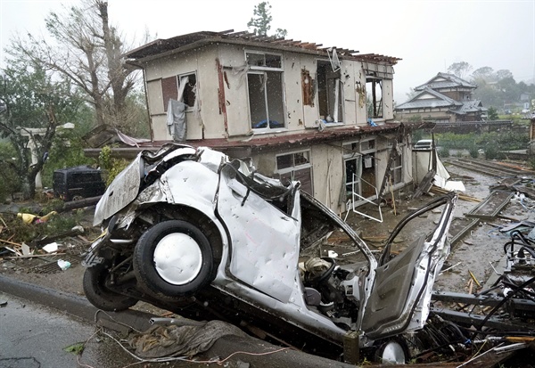 12일 제19호 태풍 하기비스가 일본에 접근하고 있는 가운데 일본 시즈오카(靜岡)현 이치하라(市原)시에서 돌풍에 의해 차량이 넘어져 있다. 그 뒤로는 파손된 주택도 보인다.