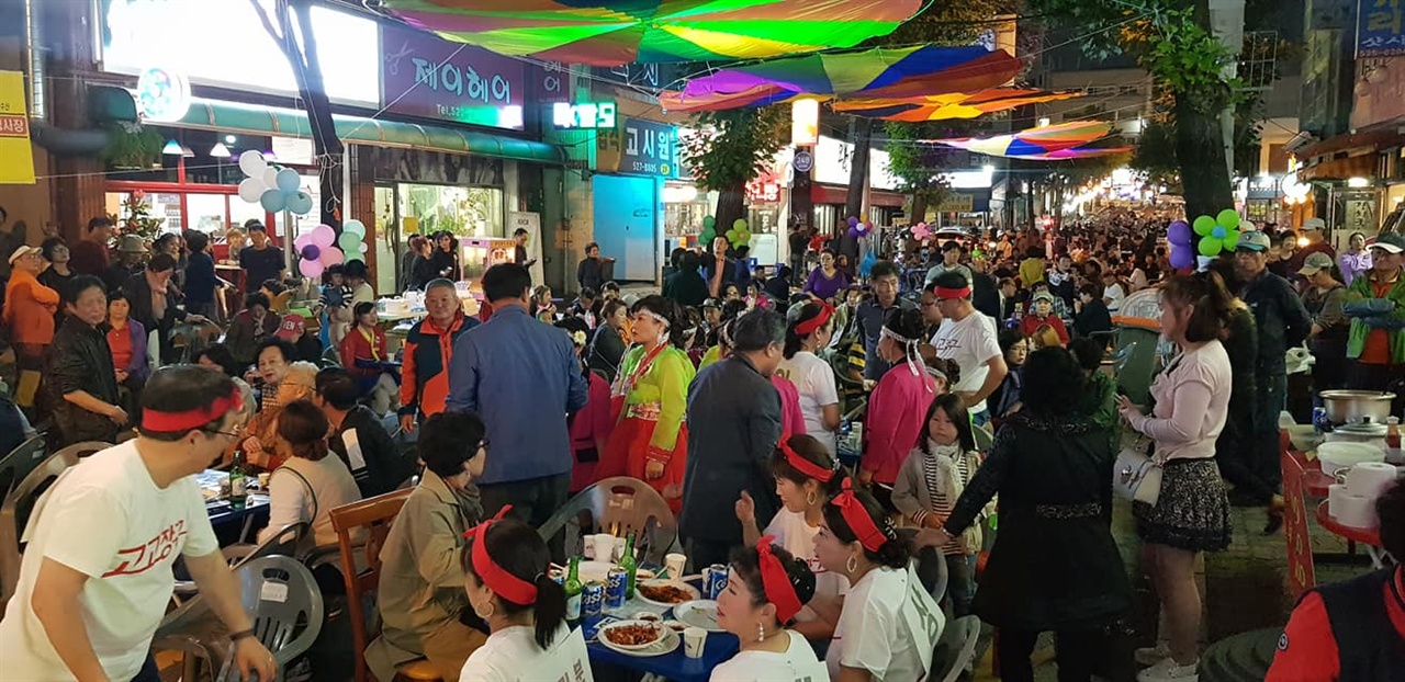 마련한 자리가 꽉 차서 오랫동안 기다려야 할 정도로 많은 인원들이 행사장을 찾아 '별 밤 맥 쏘(맥주와 소시지) 페스티벌'을 즐겼다.