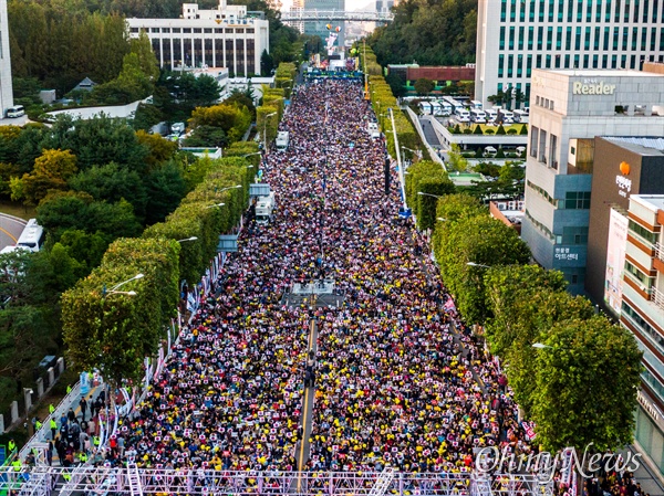 10월 12일 서울 서초역 부근에서 검찰개혁사법개혁적폐청산 범국민연대 주최로 '제9차 사법적폐청산을 위한 검찰개혁 촛불문화제'가 열리고 있다.
