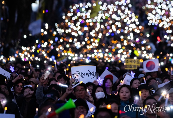 지난 12일 서울 서초역 부근에서 검찰개혁사법개혁적폐청산 범국민연대 주최로 '제9차 사법적폐청산을 위한 검찰개혁 촛불문화제'가 열리고 있다. 