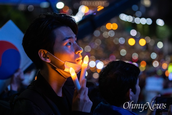  12일 서울 서초역 부근에서 검찰개혁사법개혁적폐청산 범국민연대 주최로 '제9차 사법적폐청산을 위한 검찰개혁 촛불문화제'가 열리고 있다. 