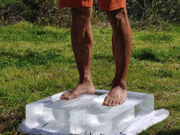  12일 도봉산 만남의광장에서 진행된 신기록 도전에 나선 맨발의사나이 조승환씨가 얼음위에 맨발로 서 있다. 