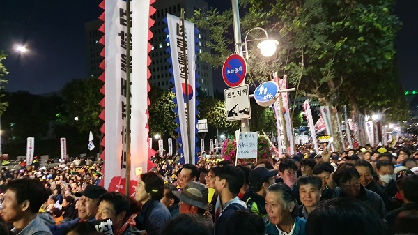 '검찰을 개혁하라, 최후 통첩' 등이 적힌 만장이다.