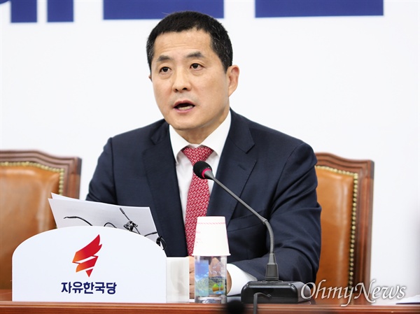 박대출 자유한국당 의원이 13일 국회에서 열린 당 언론장악저지 및 KBS 수신료 분리징수 특별위원회 회의에 참석해 발언하고 있다. 박대출 의원은 해당 기구의 위원장이기도 하다.
