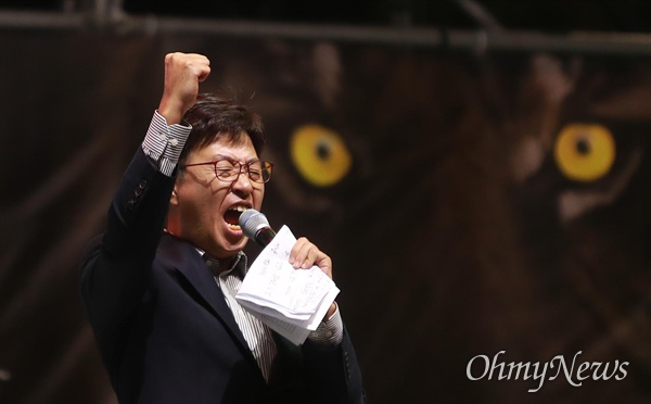 개싸움국민운동본부(개국본)을 이끌고 있는 시사타파TV 이종원 대표가 12일 오후 검찰청사가 밀집해 있는 서울 서초역 부근에서 열린 '제9차 검찰개혁 촛불문화제'에서 발언하고 있다.