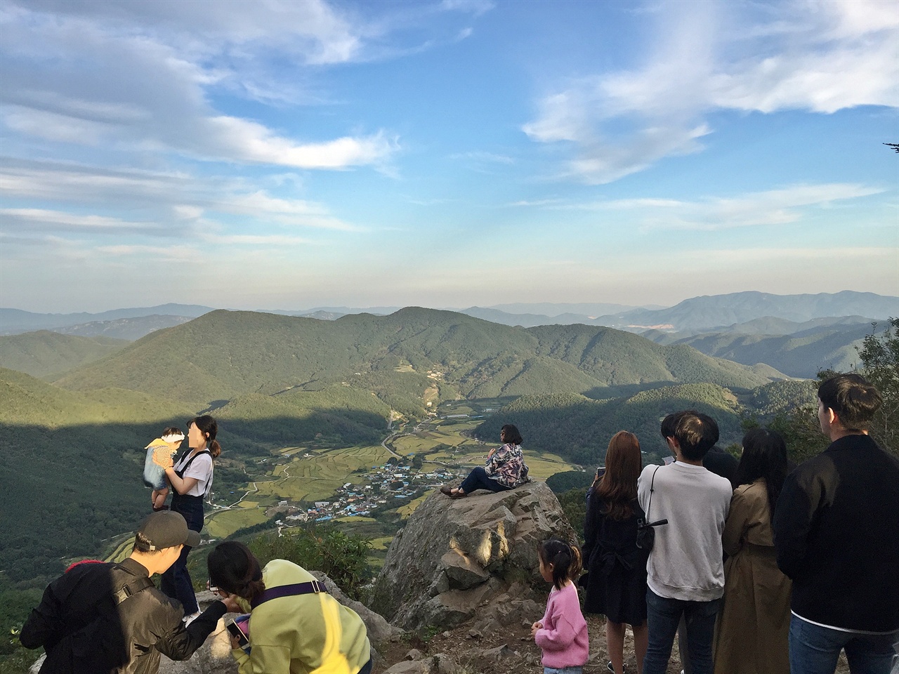  경주시 산내면 "캠핑클럽" 촬영지 화랑의 언덕 명상바위에서 인생사진 촬영에 여념이 없는 관광객들 모습 