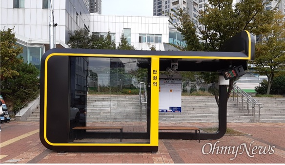 탄현역에 설치된 버스 승강장은 고양시 최초의 신규 표준디자인의 버스 승강장으로 3면을 막아 비바람과 매연을 막는데도 도움을 줄 것으로 보인다. 