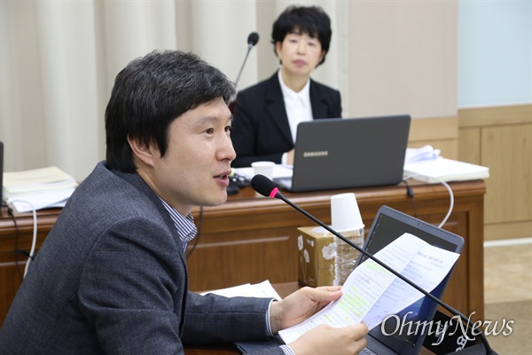 14일 오전 경북교육청에서 열린 국회 교육위 국정감사에서 김해영 더불어민주당 의원이 질의를 하고 있다.