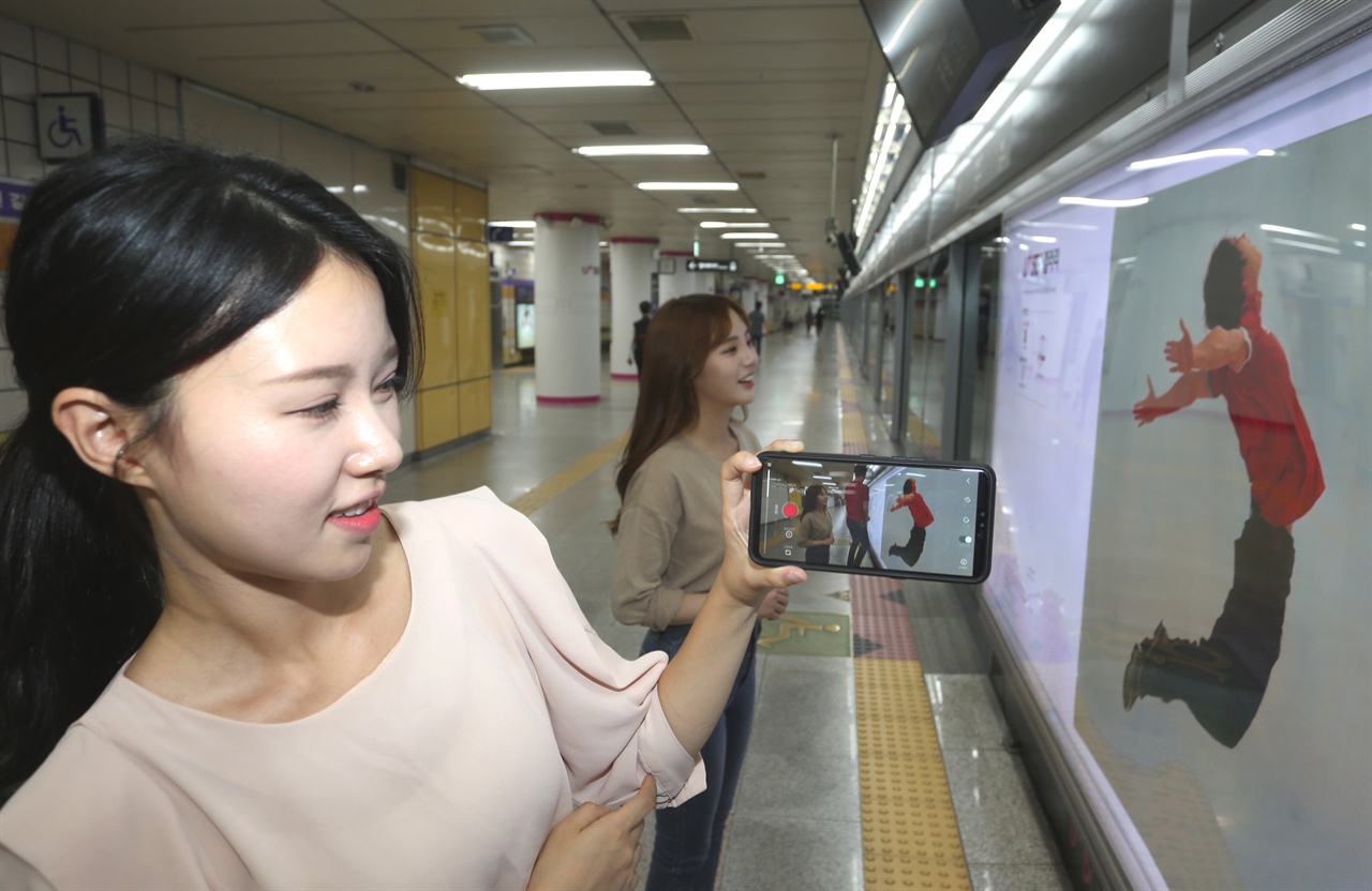 내년 2월 29일까지 서울 지하철 6호선 공덕역에서 진행되는 ‘유플러스 5G 갤러리’에서는 그동안 알고 있던 미술관 관람 매뉴얼을 따르지 않아도 된다. 