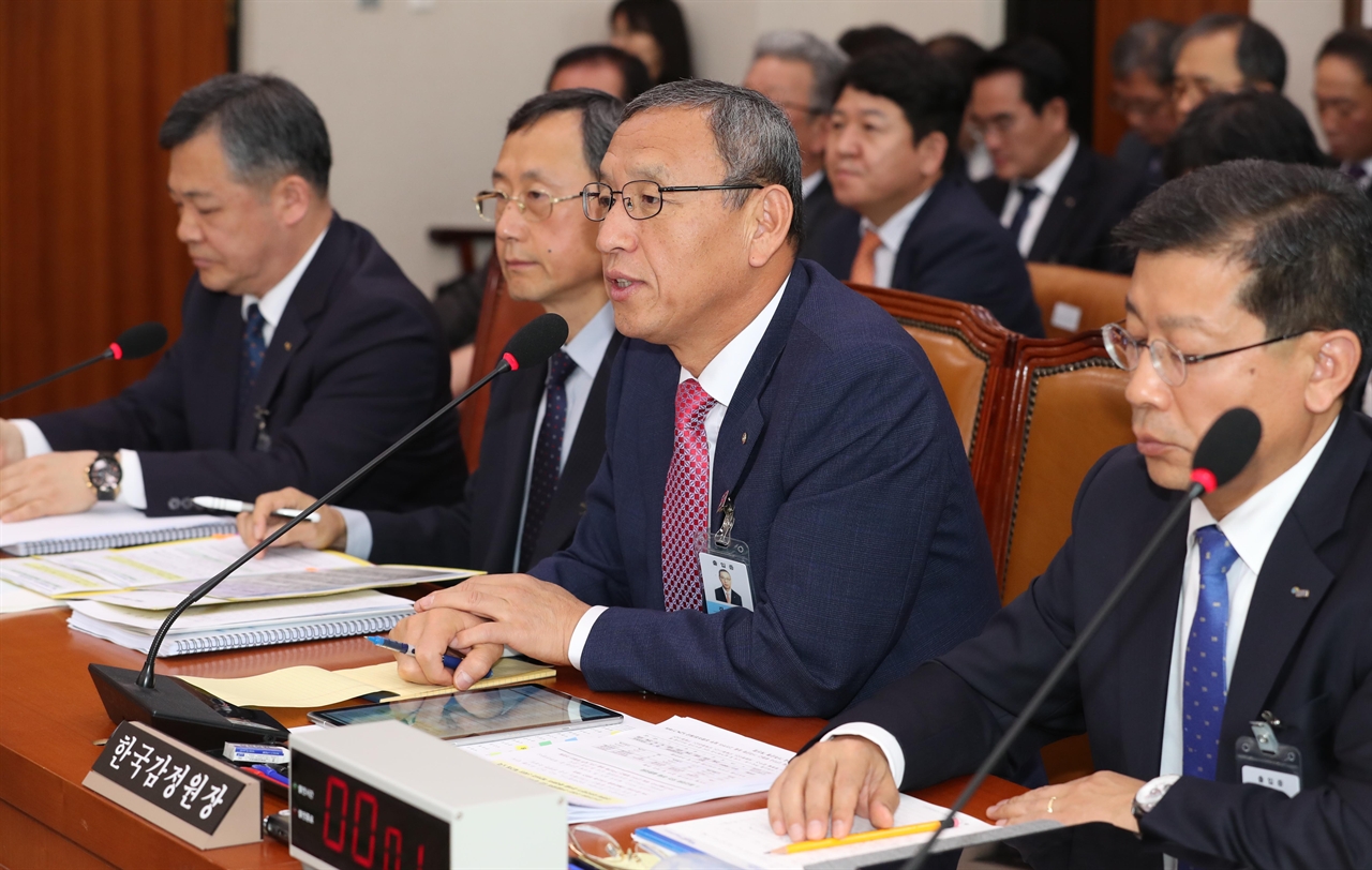 김학규 한국감정원장이 18일 국회에서 열린 국토교통위원회의 한국감정원 등에 대한 국정감사에서 위원들의 질의에 답하고 있다