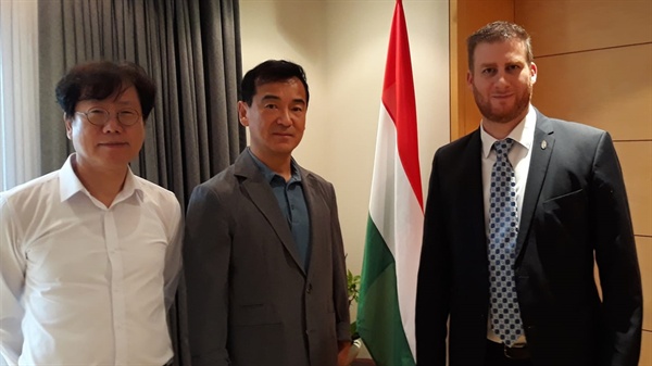 2019년 7월 9일 초머 모세 Ph.D. 대사가 단국대학교에 개설된 헝가리연구소의 현준원 교수와 장두식 교수를 대사관저로 초청해 자리를 함께했다.