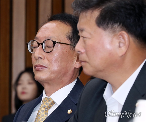 자유한국당 김도읍 의원(왼쪽)이 15일 국회에서 열린 '文실정 및 조국 심판' 국정감사 중간점검회의에 참석해 있다. 