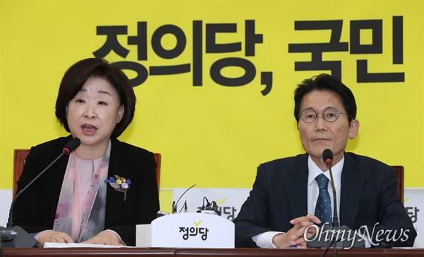 정의당 심상정 대표와 윤소하 원내대표가 15일 오전 국회에서 열린 의원총회에 참석하고 있다. 