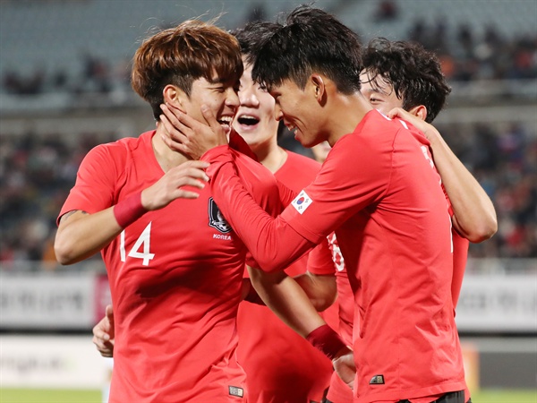  14일 충남 천안종합운동장에서 열린 남자 22세 이하 축구대표팀 대한민국과 우즈베키스탄의 친선경기에서 정우영이 첫골을 넣고 김대원(14번)과 기뻐하고 있다. 