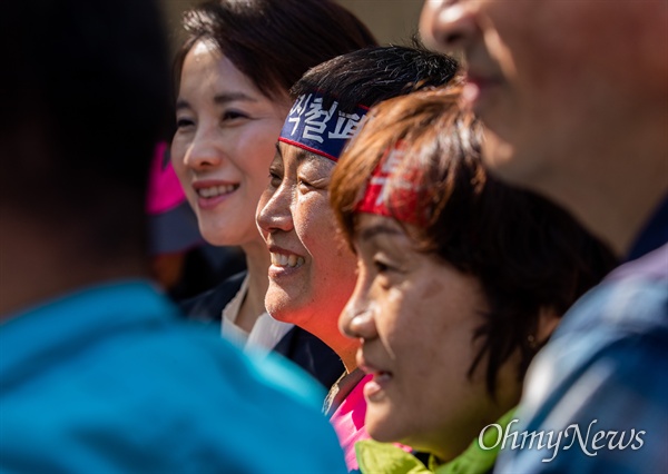 집단 단식에 돌입 했던 전국학교비정규직연대회의 조합원들이 단식 15일 째인 15일 오전 서울 청와대 인근에서 사측과 잠정합의를 마치고 방문한 유은혜 교육부 장관과 기념촬영을 하고 있다.