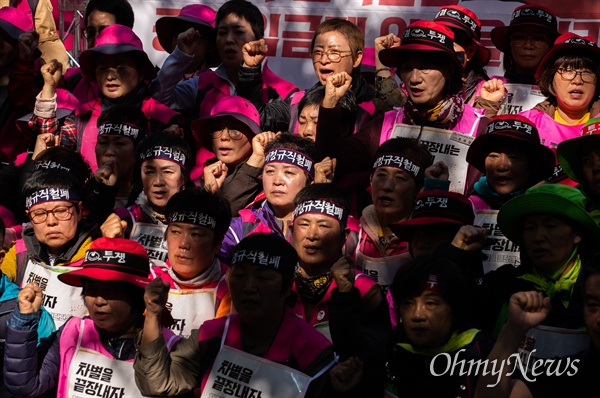 집단 단식에 돌입 했던 전국학교비정규직연대회의 조합원들이 단식 15일 째인 15일 오전 서울 청와대 인근에서 사측과 잠정합의를 마치고 단식을 마치며 기자회견을 열고 있다. 