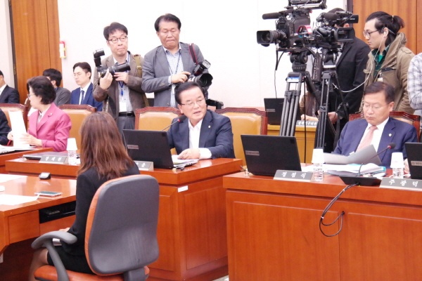 자유한국당 정갑윤 의원(울산중구)이 15일 국회 법제사법위원회 회의실에서 진행된 법무부 국정감사에서 질의하고 있다