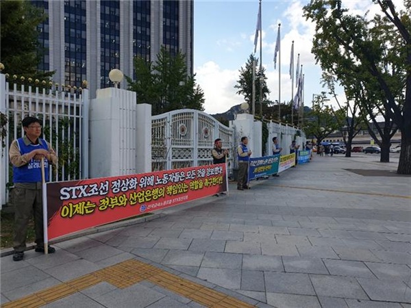 전국금속노동조합 경남지부 STX조선지회는 15일 상경해 16일까지 1박 2일 투쟁을 벌이고 있다.