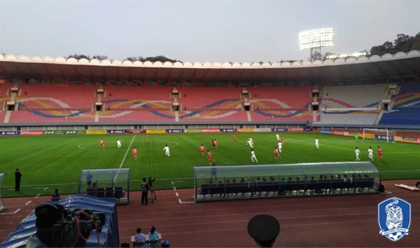 한국vs북한 한국이 북한 평양 김일성경기장에서 열린 북한과의 2022 카타르 월드컵 아시아 2차예선에서 0-0으로 비겼다.  