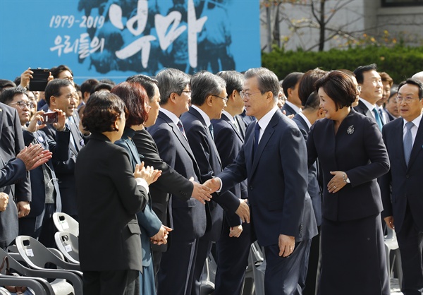 문재인 대통령이 16일 오전 경남 창원시 경남대학교 운동장에서 열린 제40주년 부마민주항쟁 기념식에 입장하며 참석자들과 인사하고 있다. 