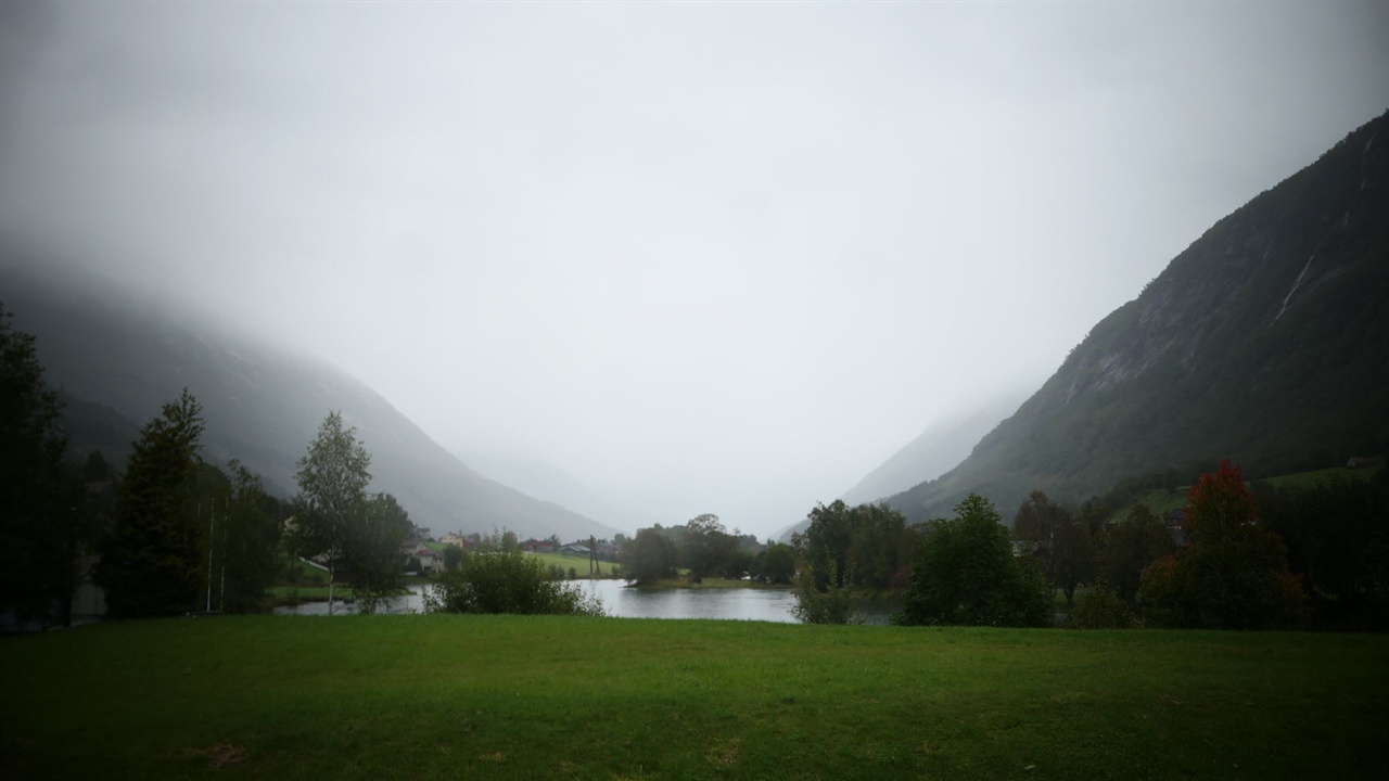 피오르 마을, 스트린(Stryn). 마을에 바다로 바로 연결된 강이 흐르고 산세는 빙하가 흐르며 U자형으로 깎인 협만입니다.